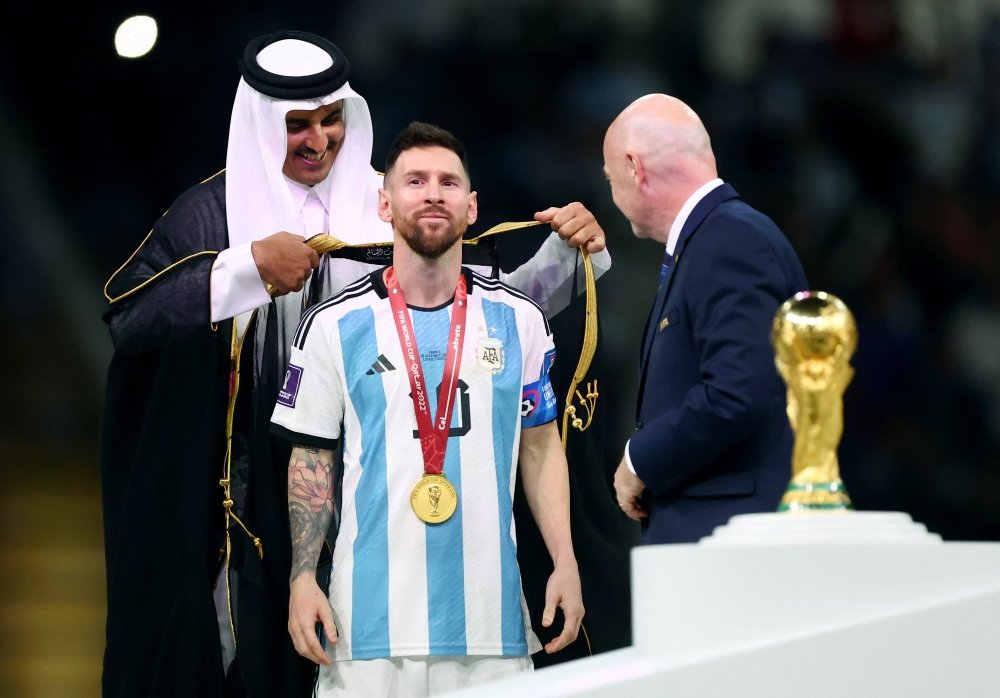 Qatar speaks out about wearing a black coat for Messi