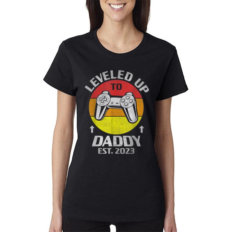 I Leveled Up To Daddy 2023 Soon To Be Dad Fathers Day Women T-Shirt