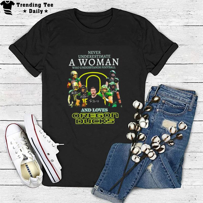 Never Underestimate A Woman Who Understands Football And Loves Oregon Ducks Signatures 2022 T-Shirt