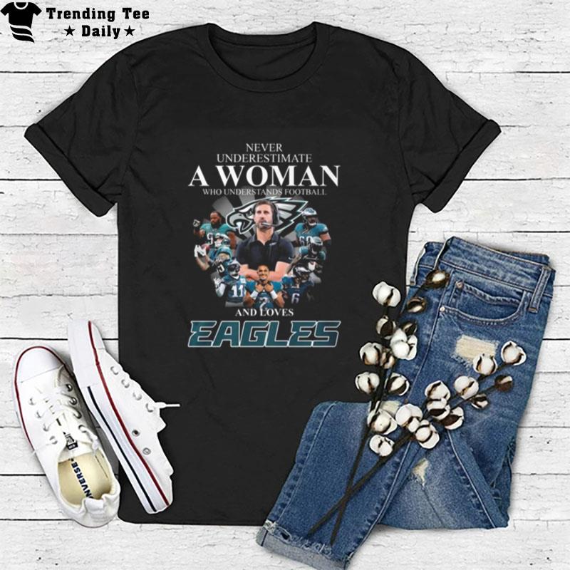Never Underestimate A Woman Who Understands Football And Loves Philadelphia Eagles 2023 Signatures T-Shirt
