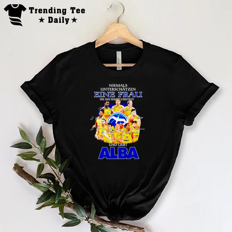 Niemals Unterschatzen Eine Frau Die Den Rugby Versteht Und Liebt Alba Signatures T-Shirt